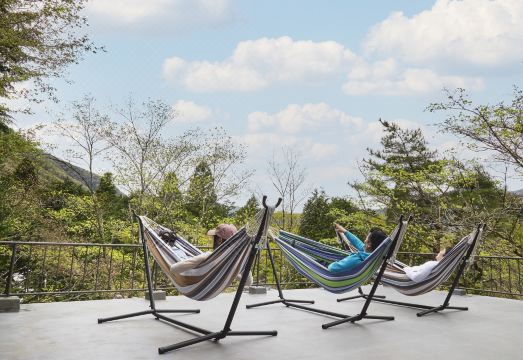 하코네 리트릿 포레의 숲속 온천 풍경