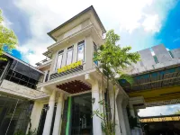 Tripletree Novon Family Hotel Hotels in Blimbing