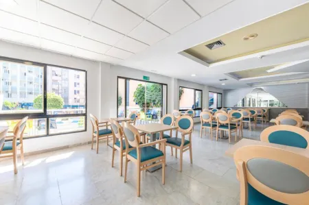 Port Vista Oro Отели рядом с достопримечательностью «Дворец Бенидорма»