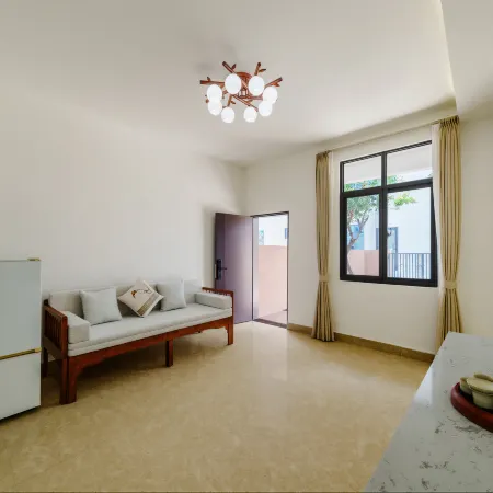 Floral Hotel· Tinghai Hotel (Lingshui Center Avenue Store)