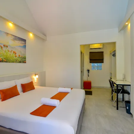 Phuket Airport Hotel Отели рядом с достопримечательностью «Пляж Май Кхао»