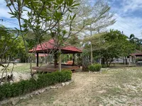 Red Coral Cottage Hotel berhampiran Black Sand Beach