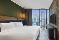 Varel Singapore, a Tribute Portfolio Hotel - Infinity Pools