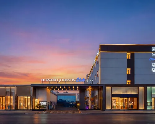 Kunming Howard Johnson Life Hotel (Mixc & Juhua Metro Station Branch) Hotels near Guandu