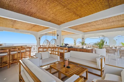 Ocean Rhythms II- New, Stylish Oceanfront 888 Studio - bar