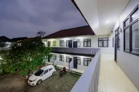 RedDoorz near Maulana Yusuf Stadium Serang - 2 Sao