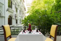 The Riverfront Central Hotel - parkir