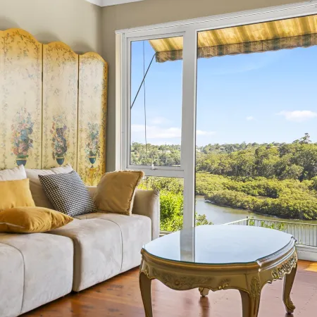 River View Oasis: Spacious 3-Bed House with Pool