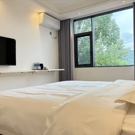 Yinghu Shiguang Homestay (Yinghu Scenic Area South Gate Parking Lot)