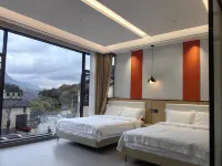 Huajiang Canyon Qianjian Yiju Homestay - Mountain view