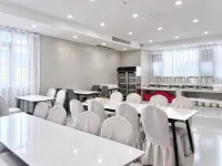 Lavande Hotel - parkir