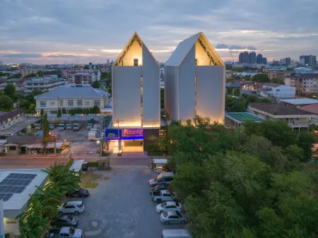 Blue Hippo Hotel Отели рядом с достопримечательностью «Крокодиловая ферма Самутпракан»