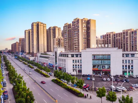 H·Smart Haozhi Hotel Отели рядом с достопримечательностью «Giant Buddha in Rong County»