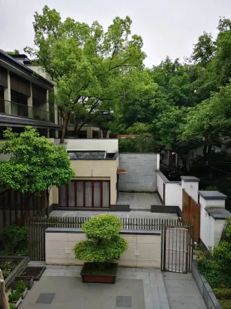 HeFu Hotel Отели рядом с достопримечательностью «Quyuanfenghe (Breeze-Rustled Lotus In Quyuan Garden)»