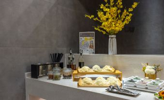 Homeinn Plus Hotel (Xining Railway Station Square)