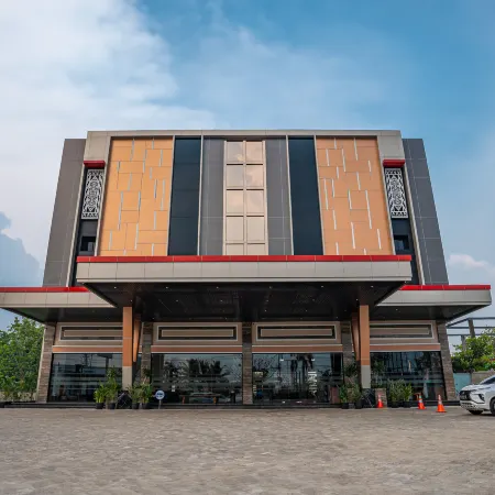 Alimoer Hotel Kubu Raya Отели рядом с достопримечательностью «Памятник Digulis»