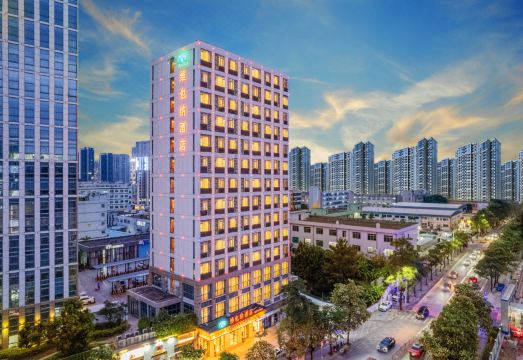 비엔나 호텔의 웅장한 건물 외관