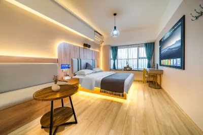 Sumei Movie Hotel (Zhengzhou East Railway Station East Square Huaren New Era Plaza) Hotel a 