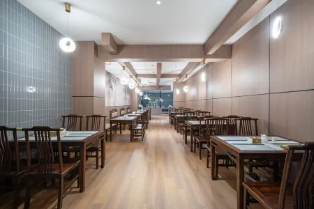 Elong Yam Hotel (Xi'an Jiaotongdaxue Yanxiang Road North Entrance Subway Station) Отели рядом с достопримечательностью «Xi'anjiaotong University Museum»