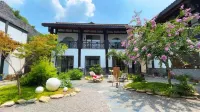 Emei Mountain and Courtyard. Jingzhu Shiguang Hot Spring Hotel