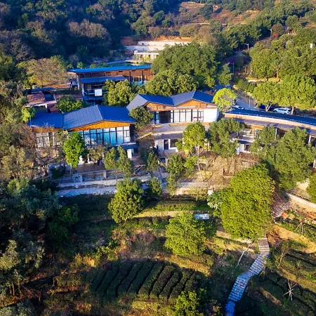 Mingshan Qingyuan Tea Yard Hotel Отели рядом с достопримечательностью «Гора Qinyuan»