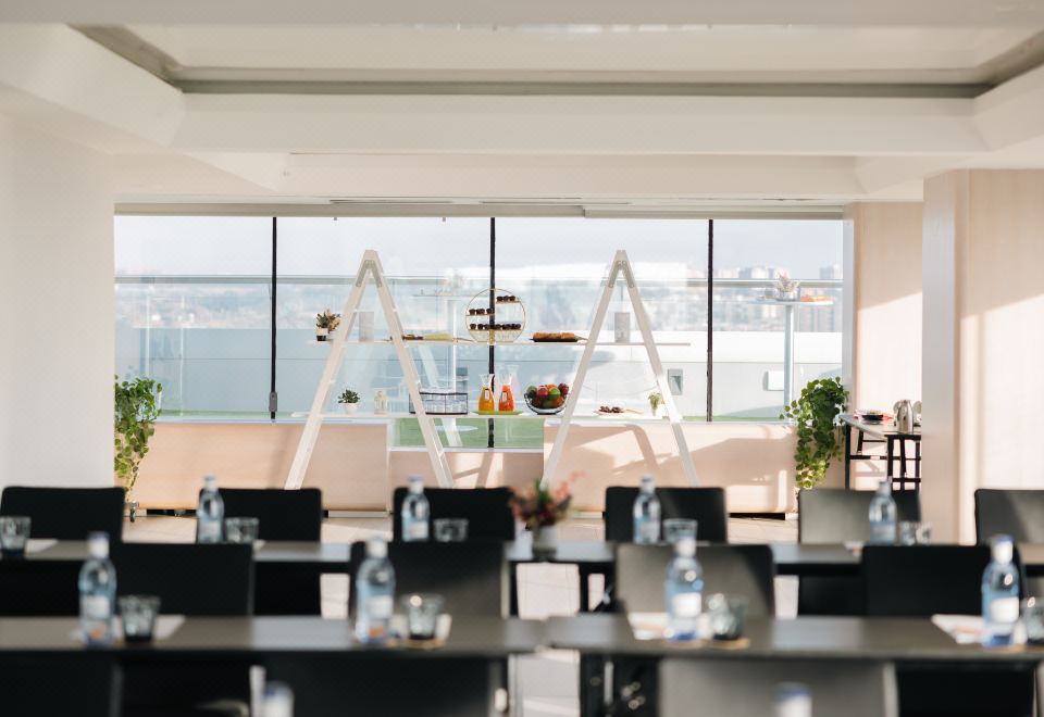 voco Madrid Retiro의 모던한 로비 공간