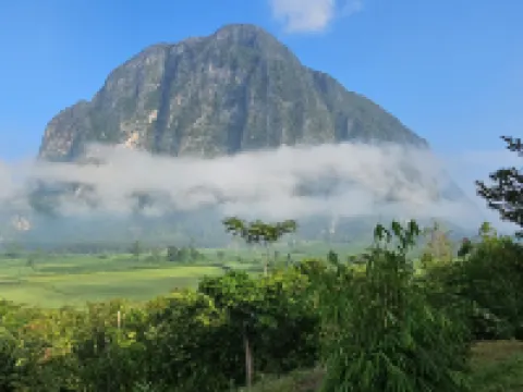 Pavilion Pha Leuang & Bungalows Hoteles en Feuang