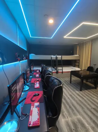 Puff E-sports Apartment (Pingdingshan Yingcheng Square)