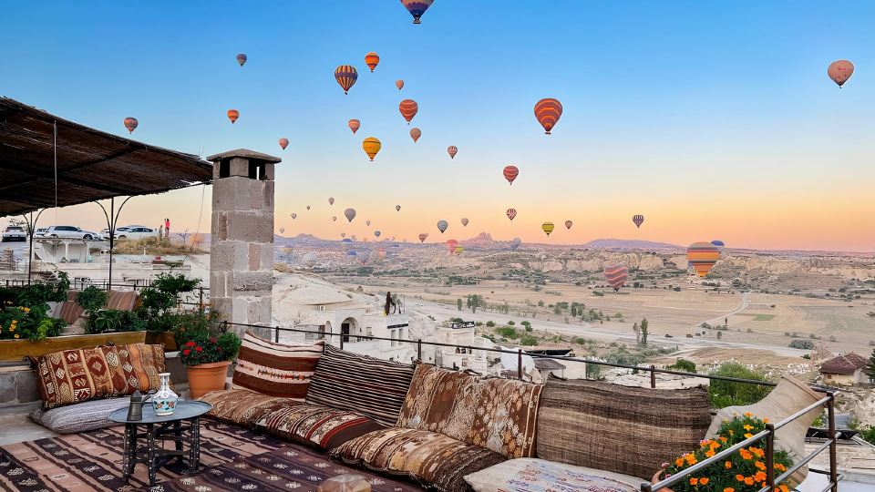 Seki Cave Hotel – Wake Up to Hot Air Balloons