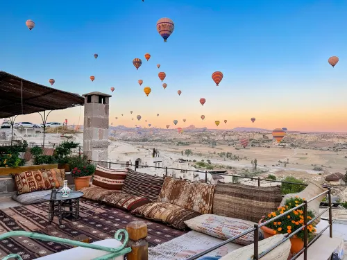 Seki Cave Hotel – Wake Up to Hot Air Balloons - Parkplatz