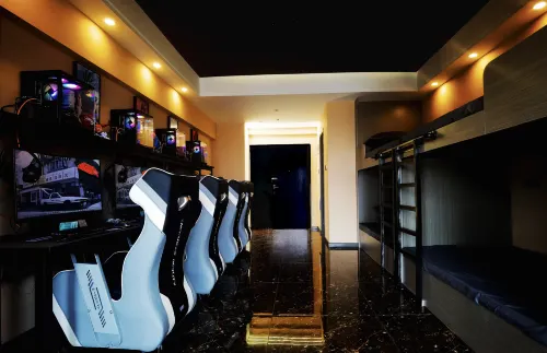 Xingqing E-sports Homestay (Yintai Baihuo)
