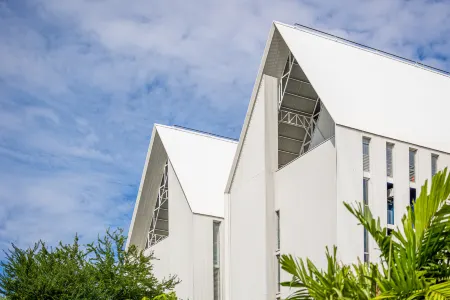 Blue Hippo Hotel Отели рядом с достопримечательностью «Крокодиловая ферма Самутпракан»