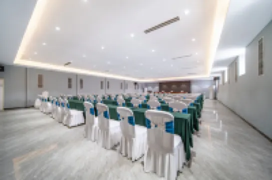 Yunying E-Sports Hotel (Xinye Bus Station)