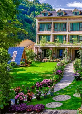 Hangzhou Shantian Half Acre Parent-child River Tracing American-style Resort B&B Hôtels à proximité de : Xitianmu Peak