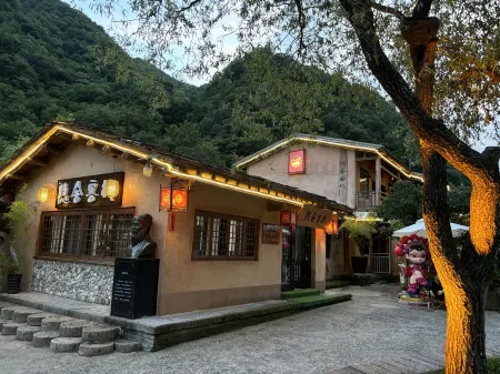 Zhashui YinShe Chinese Inn Отели рядом с достопримечательностью «First Draftage of Zhashui Canyon»