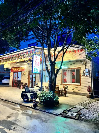 Riverside Longpeng guest house Отели рядом с достопримечательностью «Crown Cave»