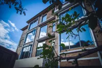 Xi Cen: A Visit to the Stone-Hidden Garden Hotels near Guozhuangping