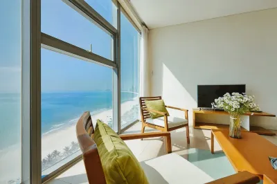 Beachfront 2 Bedroom Appartment with Glass wall by Villuxy Hotel dekat Hồng Hoà Minh đại lý hoa tươi Đà Nẵng