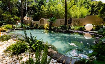 Oil Painting Art Hot Spring Hotel (Mile Huquan Water Town)