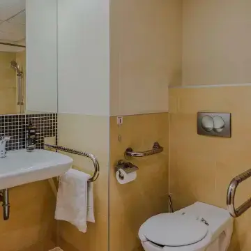 Hotel Mercure Warszawa Airport Отели рядом с достопримечательностью «Влохи»