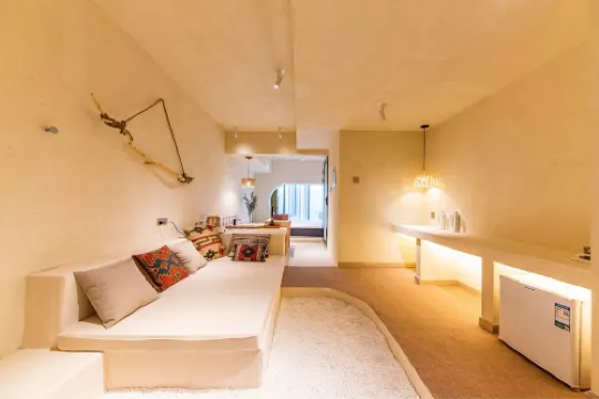 Baijia Apartment (Hongyadong Store, Monument to the people's Liberation Pedestrian Street)