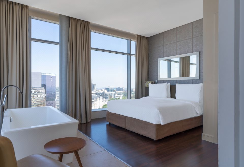 Radisson Blu Hotel Sandton, Johannesburg 수영장 및 전망