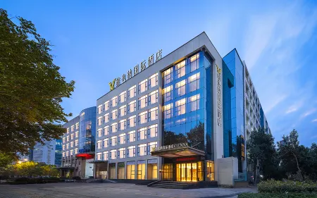 Vienna International Hotel Luoyang Longmen High-Speed Rail Municipal Government Отели рядом с достопримечательностью «Luoyang New District Gymnasium»