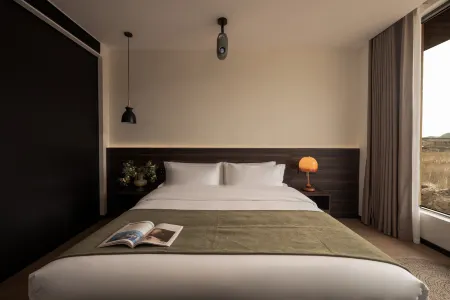 Thousands of Mountains Veiled in Evening Snow • Golden Rays Gilding the Peaks | Panoramic View Hotel Отели рядом с достопримечательностью «Wenbi Reservoir»