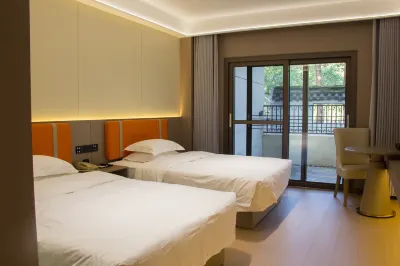 Quhua Hotel (Juhua Workers' Square Branch, Quzhou High speed Railway Station)