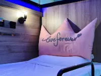 Shuttle International Youth Hotel (Chengdu Kuanzhai Alley & Renmin Park Subway Station Branch)
