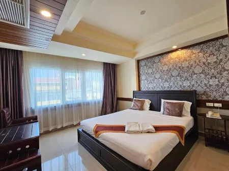 Boutique Bravo Hotel Отели рядом с достопримечательностью «Suk Sabai Villa»