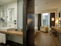 دبل تري باي هيلتون ميلان Hotels near كيو تي أوتو