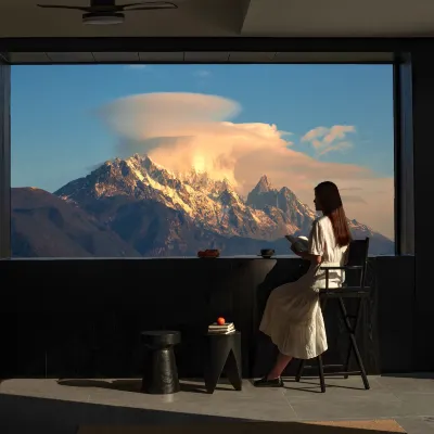 麓鳴·山贊｜雪山IMAX電影畫框·日照金山攬景雲宿（麗江古城店） 鄰近黑龍潭公園的酒店