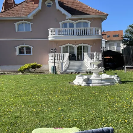 Meszko Park House Budapest Отели рядом с достопримечательностью «Руины древнего города Аквинк»